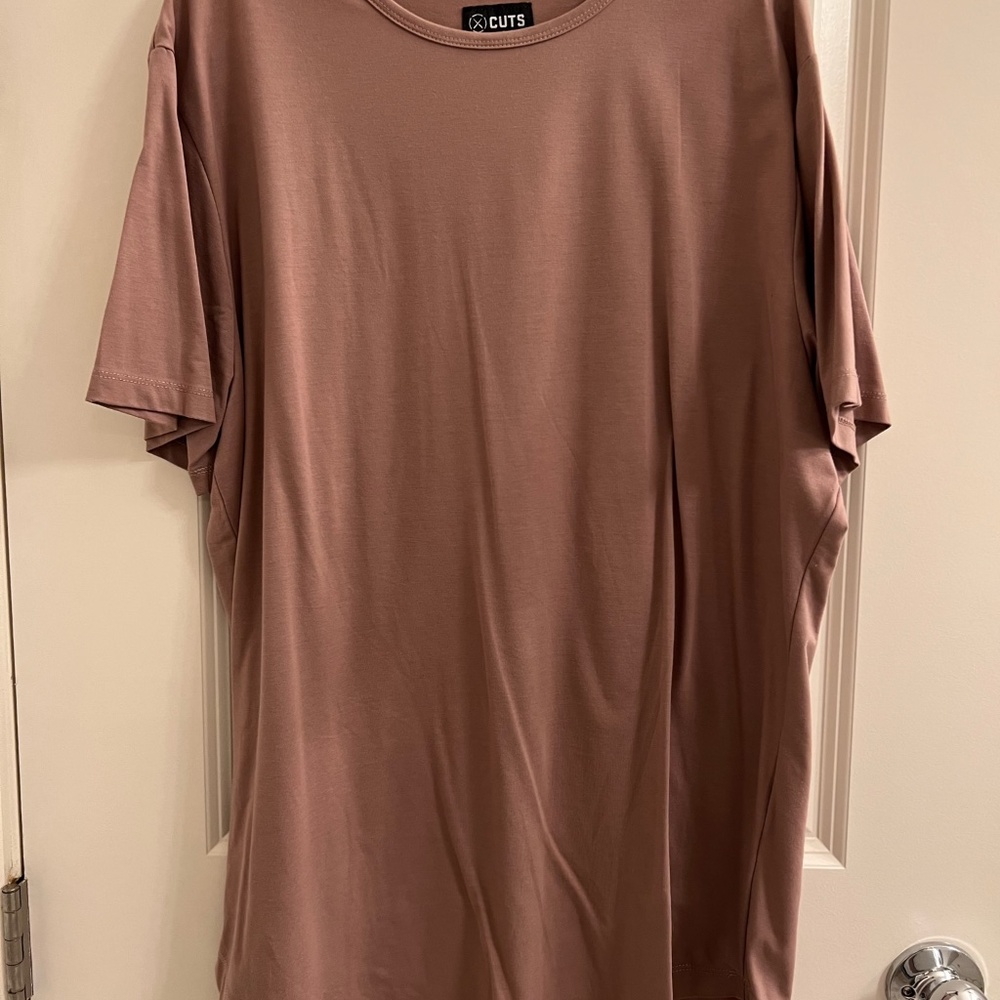 Cuts Clothing Curve Hem AO T-Shirt, Size XXL, in Light Red/Clay